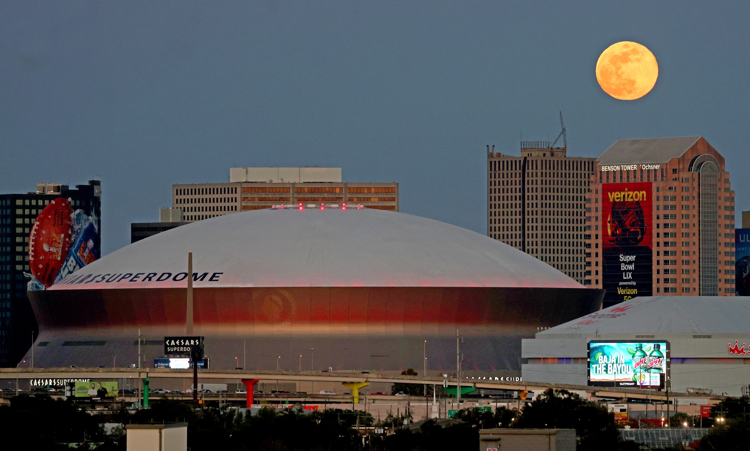 Złoty Księżyc nad Superdome